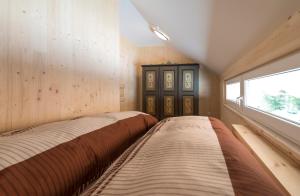 阿尔陶塞Haus Loserblick的一间卧室设有一张床和一个窗口