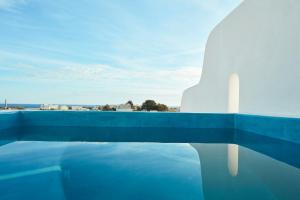 佩里沃罗Orabel Suites Santorini (Adults Only)的享有城市景致的游泳池