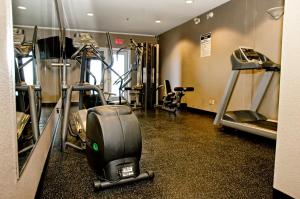 布兰登Lakeview Inns & Suites - Brandon的健身房设有数台跑步机和机器