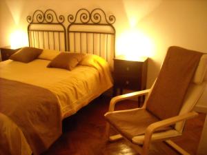 梅斯特圣塞文洛威尼斯B&B酒店的卧室配有床、椅子和灯