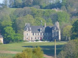 Notre-Dame-de-CenillyGîte De L'arthour的田间中的一个老房子