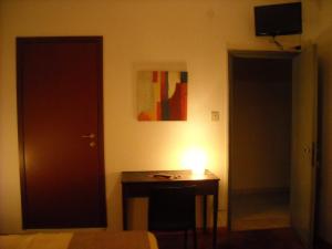 梅斯特圣塞文洛威尼斯B&B酒店的一间设有一张小桌子的房间,上面有蜡烛