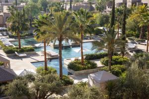 马拉喀什马拉喀什四季酒店的棕榈树度假村泳池的空中景致