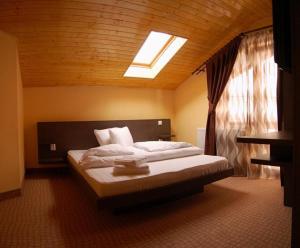斯特拉扎维拉巴托索瓦雷酒店的一间卧室配有一张带天窗的大床