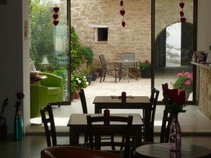 Maroni艾斯佩兰朵公寓式酒店的一间带桌椅的餐厅和庭院