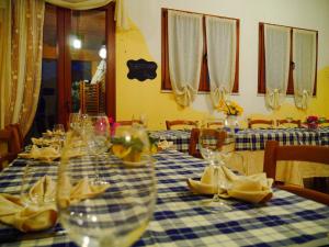 博尔盖托迪瓦拉索诺达乌托雷酒店的一张桌子,上面有蓝白的桌布