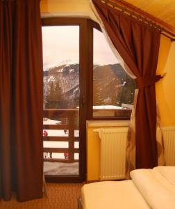 斯特拉扎维拉巴托索瓦雷酒店的卧室设有山景窗户