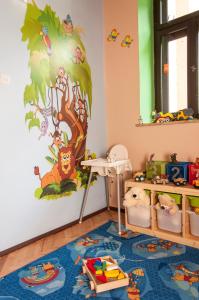 什恰夫尼察Willa Marta Szczawnica的墙上有树壁画的儿童房