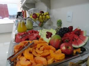 古鲁皮Di Napoli Plaza Hotel的盘子上放着水果和蔬菜