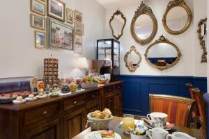 巴黎莫加多尔酒店的用餐室配有带食品和镜子的桌子