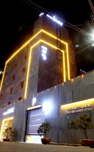 全州市全州莱姆酒店的一座晚上有灯的建筑