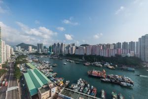 香港The Aberdeen Harbour by Ovolo的城市里满是船只的河流
