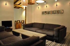 格拉纳达格拉纳达庭院酒店的带沙发和咖啡桌的客厅