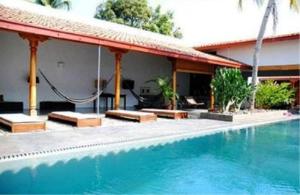 格拉纳达格拉纳达庭院酒店的一座房子,旁边设有游泳池