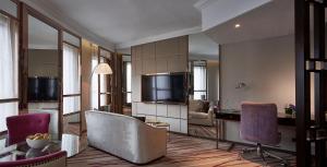 香港香港湾仔帝盛酒店的客厅配有电视和桌椅