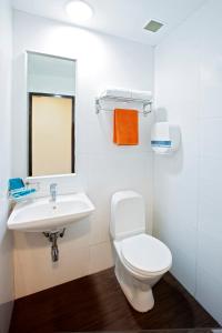 新加坡Hotel 81 Fuji的一间带卫生间和水槽的浴室