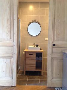 里昂可奥皮迪拉克斯若公寓的一间带水槽和镜子的浴室