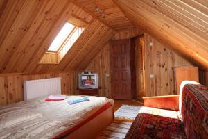 斯拉夫西克Blizzard的小木屋内一间卧室,配有一张床