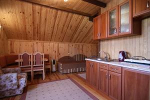 斯拉夫西克Blizzard的一间带木墙的厨房和一间带桌子的用餐室