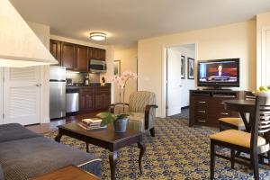 米德尔敦纽波特海滩套房酒店的带沙发的客厅和厨房