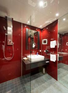 维利希蓝舒弗庄园酒店的红色的浴室设有水槽和淋浴