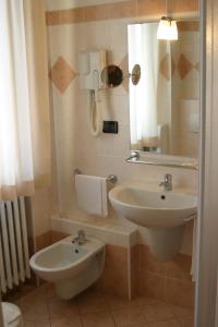 弗利爱尔酒店的一间带水槽和镜子的浴室