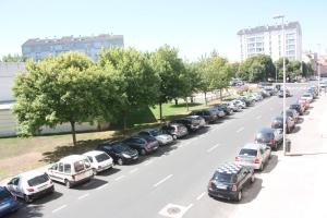 费罗尔玻塔诺瓦旅馆的城市街道上长长的车辆