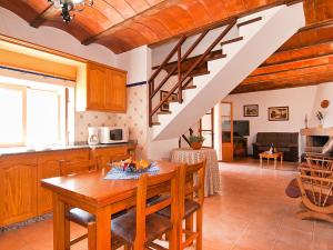 波雷雷斯Es Lladoner Villa的厨房以及带木桌的起居室。