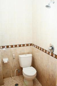 日惹马拉姆1001酒店的一间带卫生间和淋浴的浴室