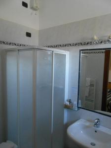 科斯特曼诺Albergo Villa Eva的带淋浴和盥洗盆的浴室