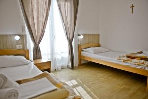 默主歌耶卡萨沃尔德酒店的一间卧室设有两张床和窗户。
