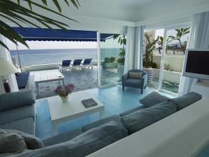 卡门港Luxury Sea Front Caleton 40的带沙发的客厅,享有海景