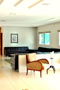 阿拉瓜伊纳Hotel Executivo的客厅配有台球桌和椅子