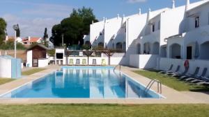 阿尔布费拉奥林匹卡别墅的大楼前的游泳池