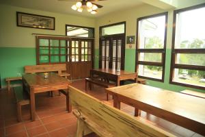 Chongde太鲁阁乐山田园民宿的用餐室设有木桌和窗户。