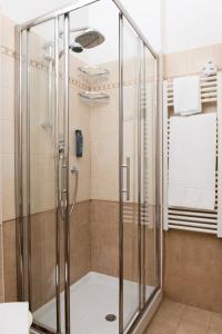蒙特西尔瓦诺城市酒店的浴室内带玻璃淋浴间