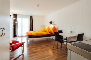 卢塞恩Anstatthotel Luzern - self-check-in的一间卧室配有一张床和一张桌子及椅子