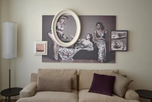卢森堡纪尧姆套房公寓的带沙发和镜子的客厅