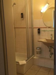 汉堡帝国酒店的带淋浴和盥洗盆的浴室