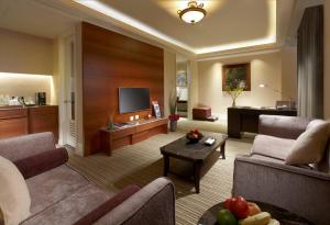 礁溪长荣凤凰酒店（礁溪）的客厅配有两张沙发和一台电视