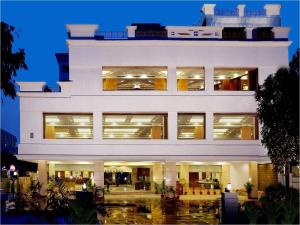 维杰亚瓦达Fortune Murali Park, Vijayawada - Member ITC's Hotel Group的一座白色的大建筑,有很多窗户