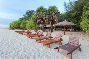 尼拉瓦利尼拉维里海滩酒店的沙滩上的一排木凳