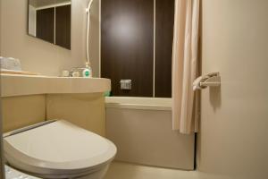 奈良天平旅馆的浴室配有卫生间、盥洗盆和淋浴。