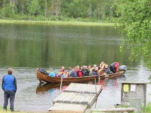 Lemmenjoki莱蒙鲁莫 - 自然体验与住宿露营地的一群人乘着湖上的船