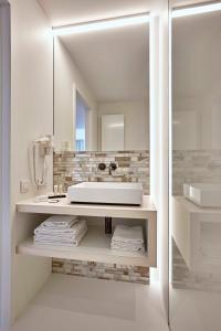 伊泽海姆伊泽赫姆公园酒店的白色的浴室设有水槽和镜子