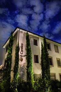 罗马Hotel Il Cantico St. Peter的前面有树木的白色建筑