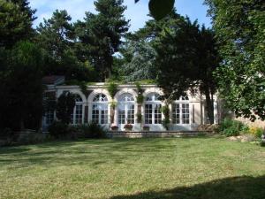 凡尔赛L'Orangerie White-Palacio的一座带花园的古老房子