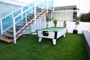 普拉亚登博萨Apartamentos Vibra Tivoli的阳台设有一张位于草地上的台球桌。