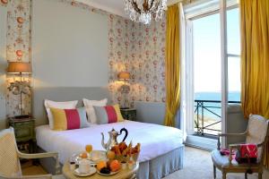 迪纳尔雷娜霍顿斯别墅酒店的一间卧室设有一张床,享有海景
