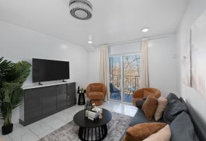Deluxe Condo with free Parking 20 Min to NYC